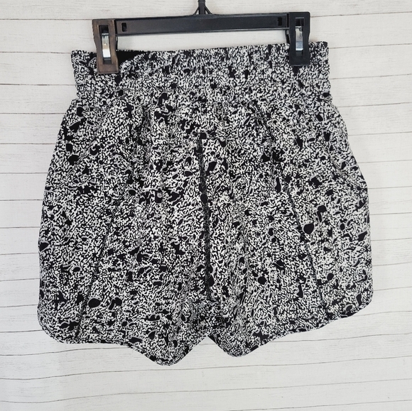 Lululemon Tracker Short V 4" Inch Sporadic Black Rhino Grey, sz 4 - Picture 5 of 7